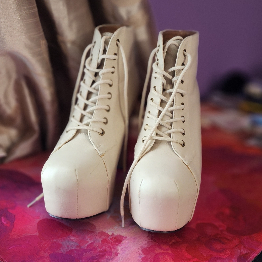 Lace-up platorm boots